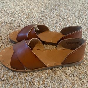Size 6.5 brown Universal Thread sandals